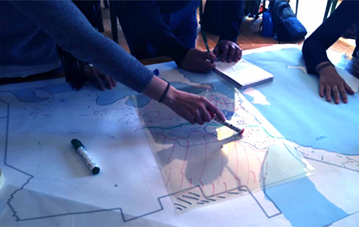 Docentes realizando una actividad de cartografía participativa.
