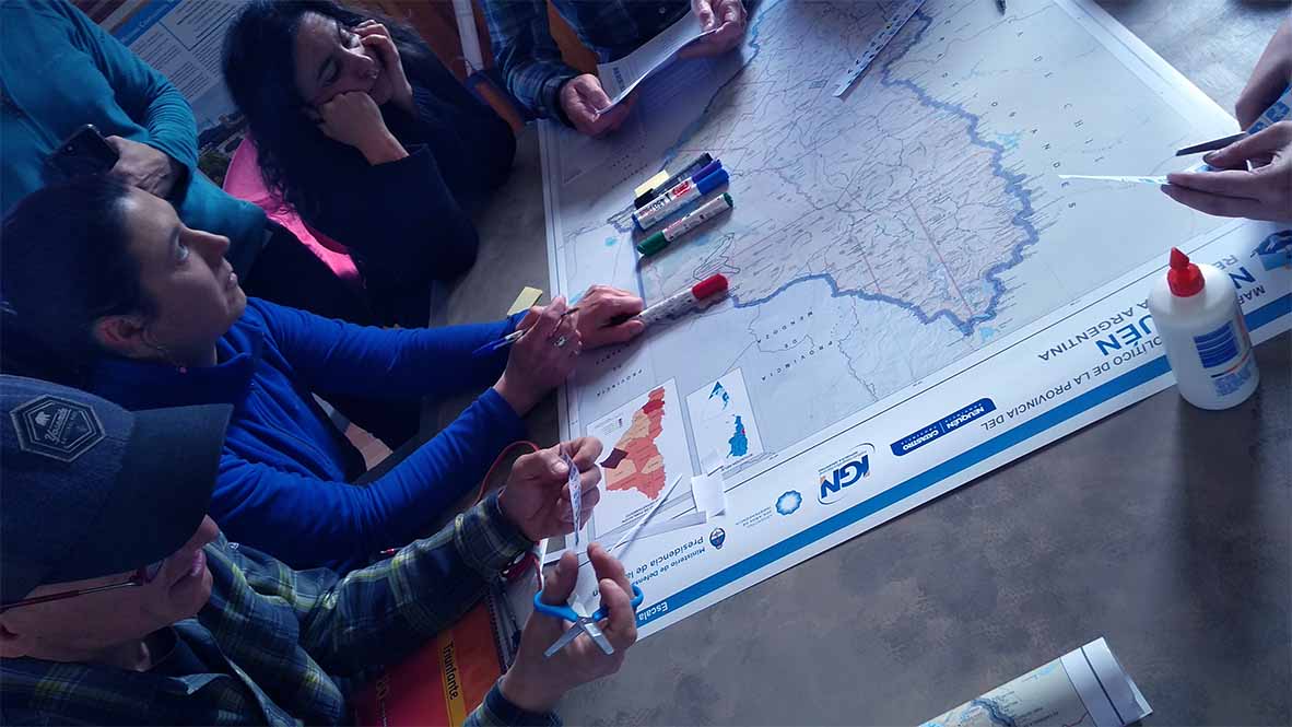 Imagen de docentes realizando una actividad de mapeo participativo.