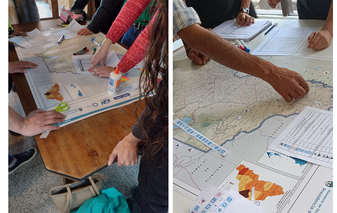Docentes realizando una actividad de cartografía participativa.